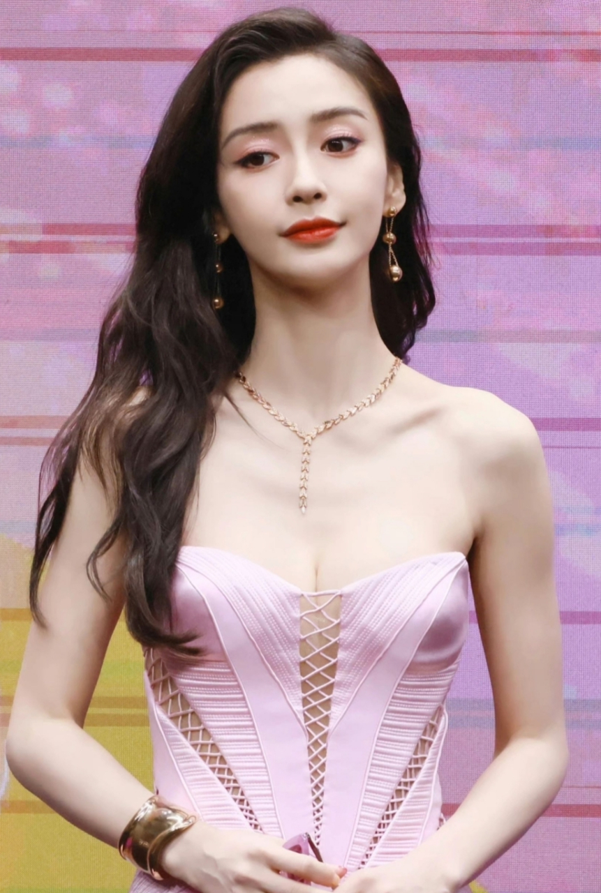 杨颖一袭粉色抹胸长裙,搭配大波浪长发,清新减龄,娇俏妩媚,性感迷人!