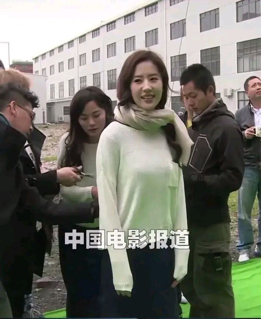 刘亦菲的身材是完美的,现在的排骨女太多了,和竹竿一样,看到刘亦菲