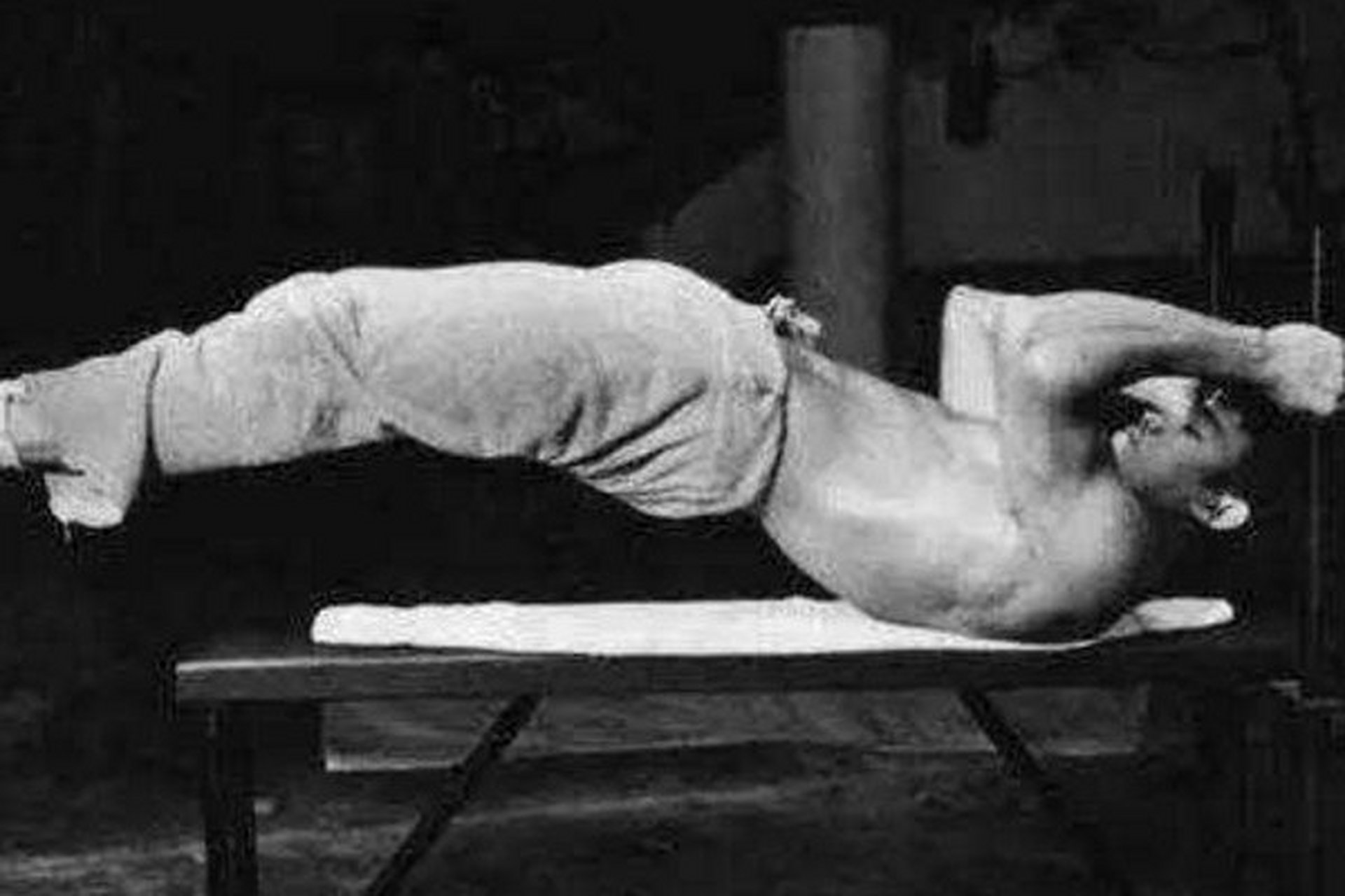 功夫巨星李小龙自创的锻炼腹肌动作—龙旗. 我也学着做做[微笑]