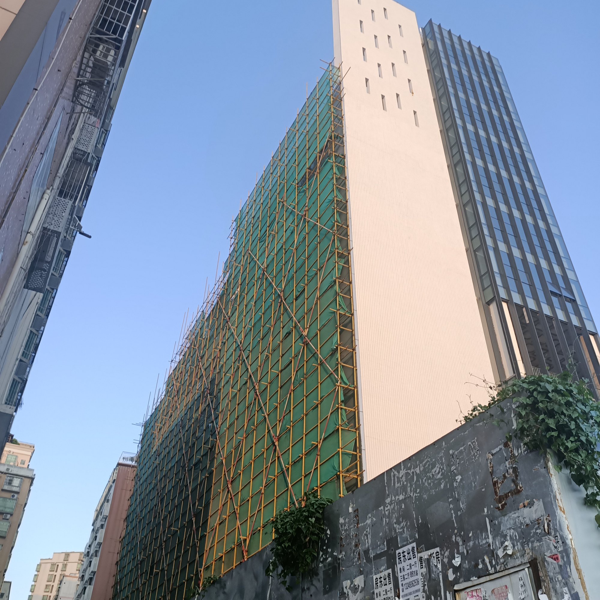 深圳五和地铁站,一栋大厦烂尾多年,网友:不如装修成公寓赚钱