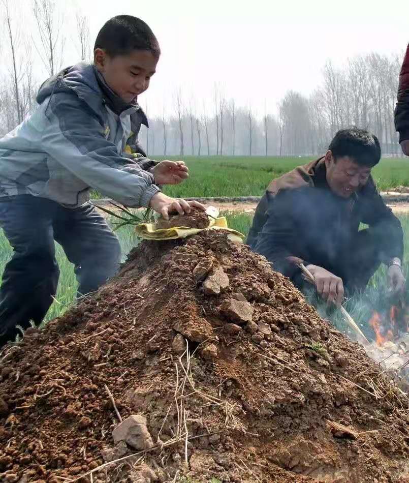 清明节习俗,为什么要在坟头插纸花和压纸?老农民这样说