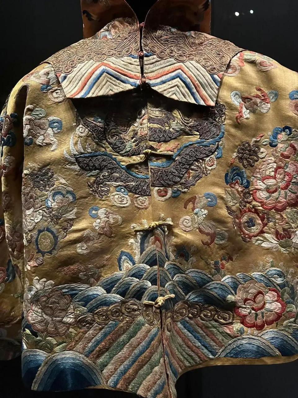 友友们纯图分享,以下是太平天国官员的服饰和人们的服装,大家有从里面