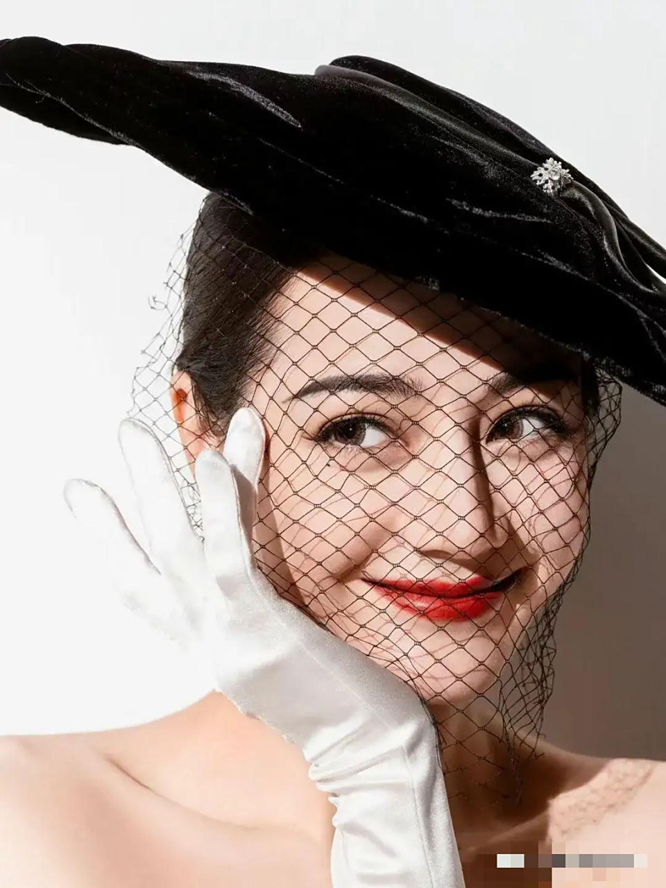 迪丽热巴 一袭复古大片名伶贵气造型,彰显高贵典雅气质,身材太棒太