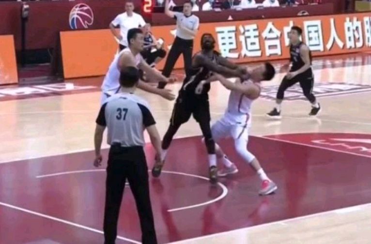 太恶劣!广东无良小将垫脚推倒梅奥被判违体,解说:要是我非揍他