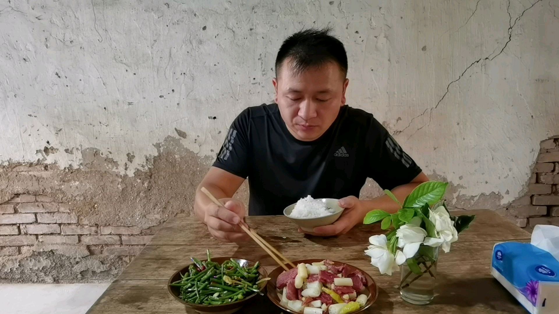 湖北特产泡藕带炒的酱牛肉,再弄一碗野芹菜下饭,张磊吃得可真香