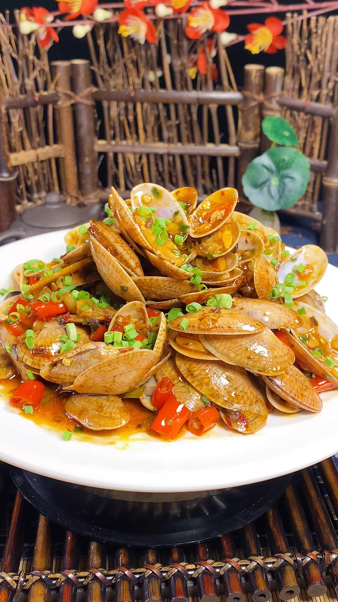 香辣花甲,夏天必备的一道宵夜菜,鲜香浓郁,香辣开胃,下酒又下饭,喜欢