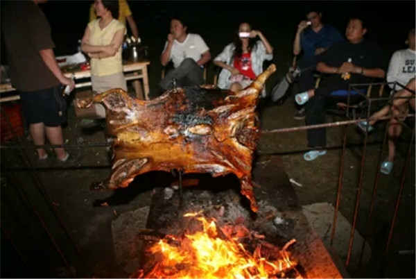 曾经火遍大江南北的烤全羊,为何现在没人吃了?3个原因搞丢了顾客