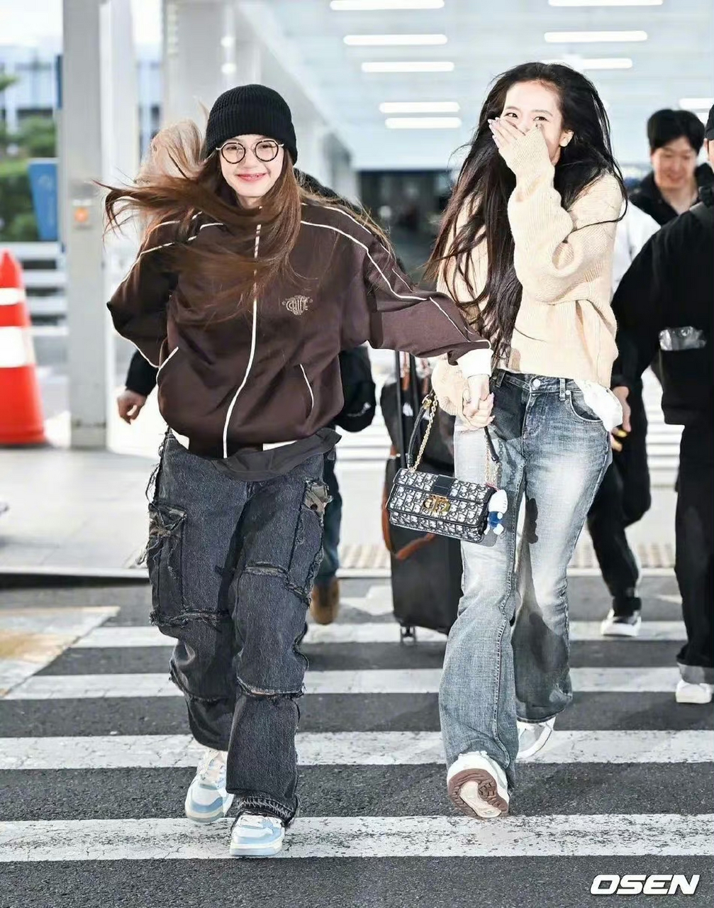 lisa和金智秀机场街拍