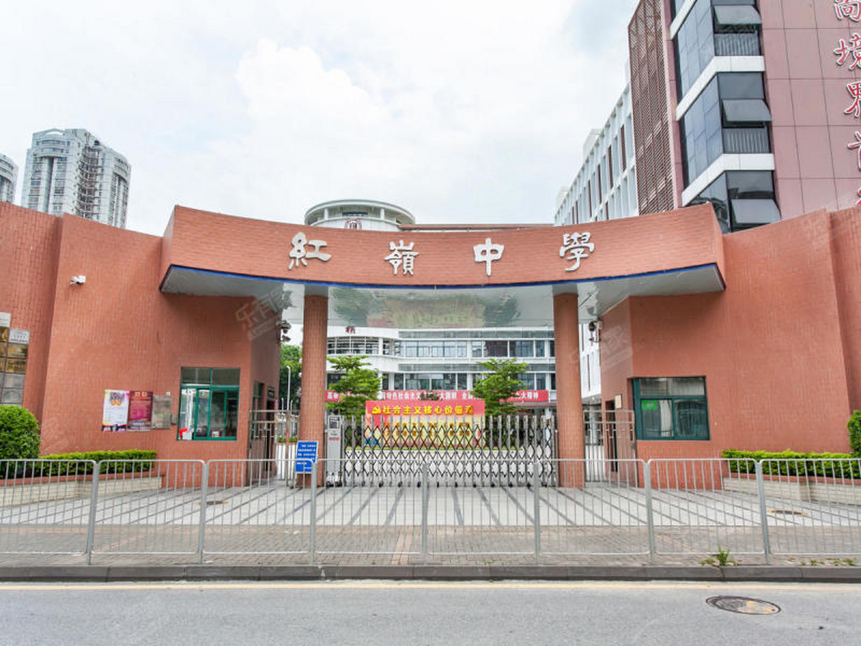 深圳红岭中学近年来学校的教育教学质量持续攀升,是深圳市区属学校中