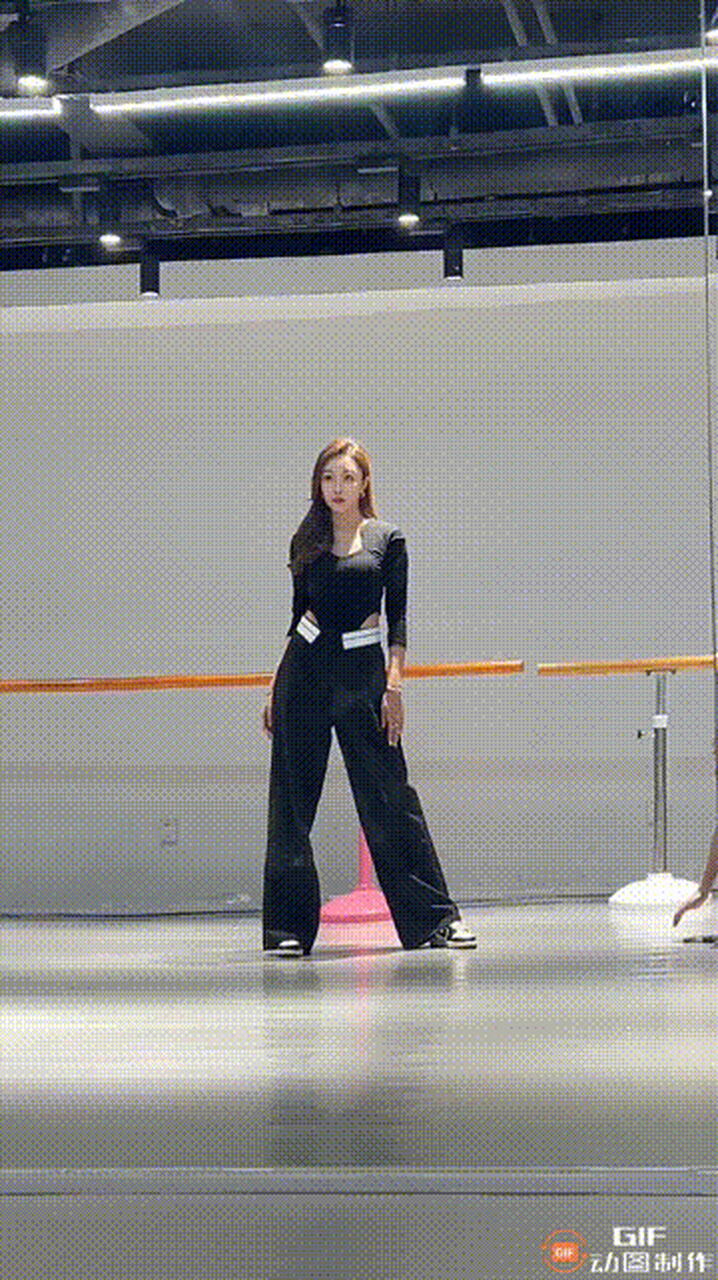 青岛这个大嫚儿,大家都认识吧?她在网上很有名的.经常会刷到她的视频.