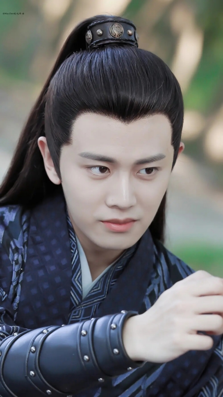 穿深色衣服的陆大人,帅气逼人