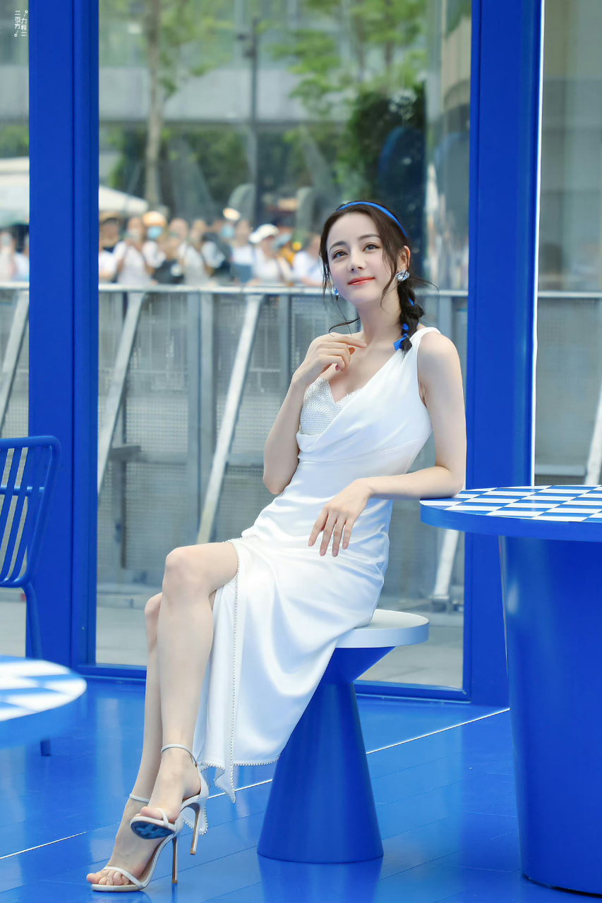迪丽热巴  美脚丫  大长腿又白又直