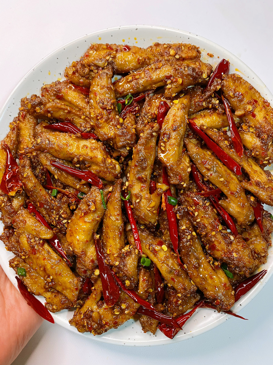 香辣鸡翅尖  好吃到舔手指 一个人炫了一盘|||95食材: 鸡翅尖,姜末