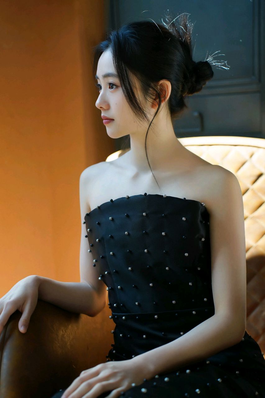 刘浩存黑色抹胸裙,清新灵动.#明星生图大赏
