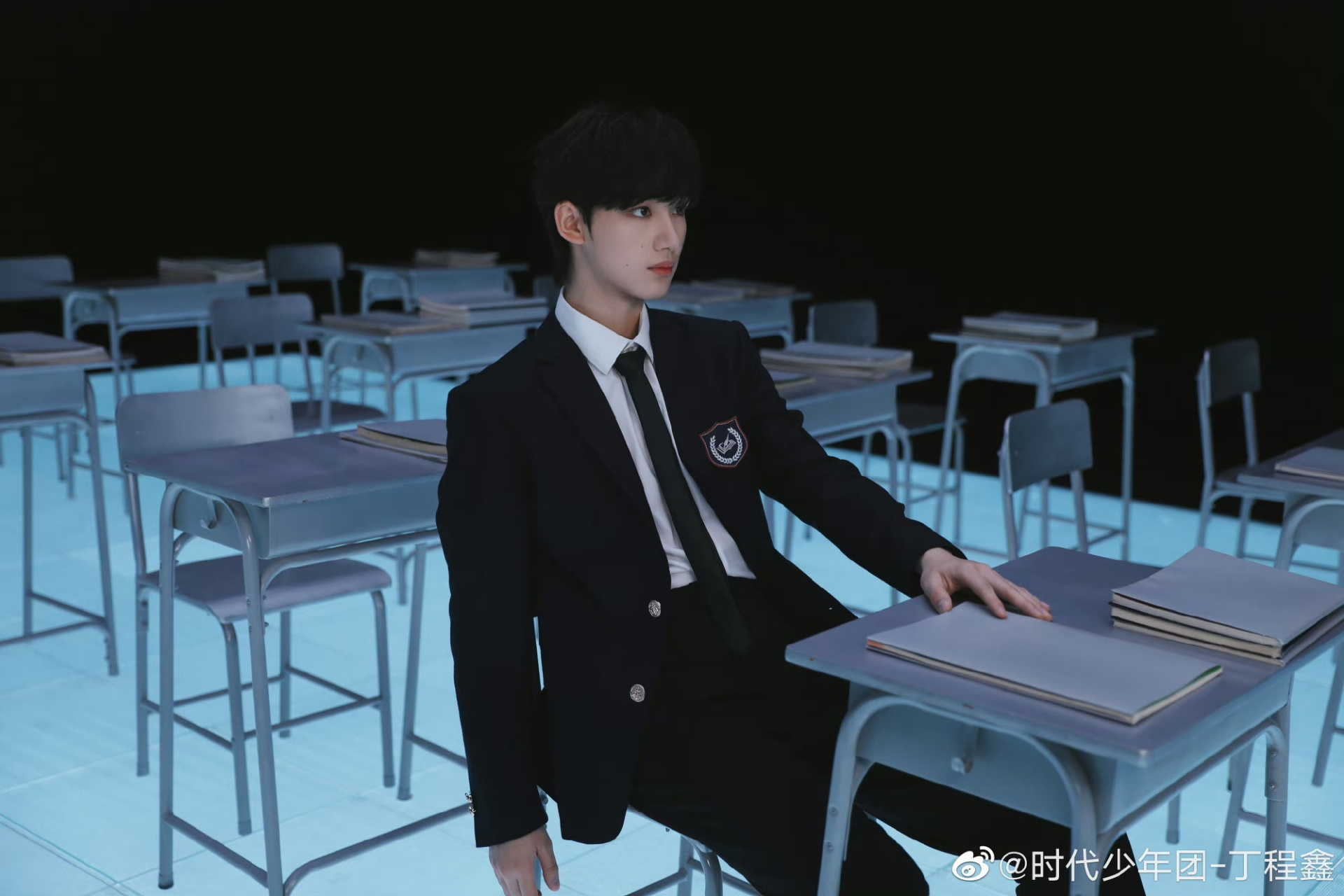 丁程鑫最新造型,西装领带98,伸手比耶7099