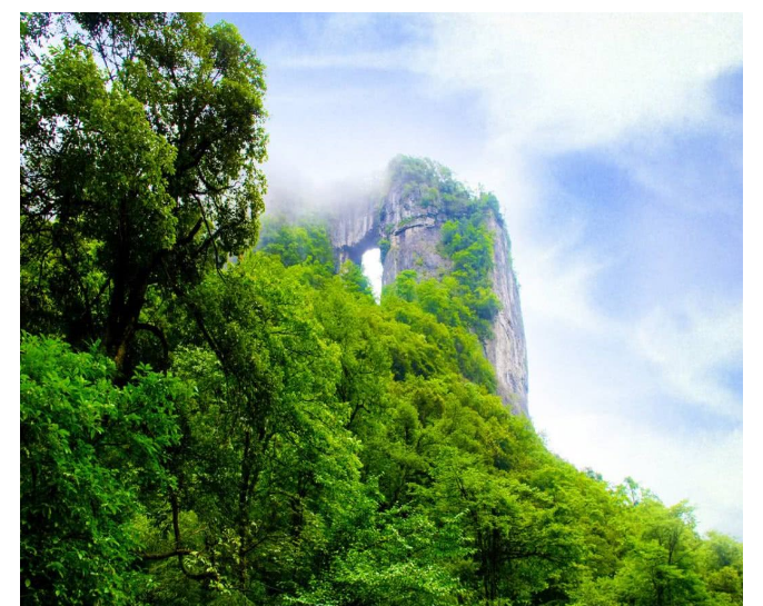 重庆的一座山,海拔高2238米巴蜀四大名山之一,不是峨眉山