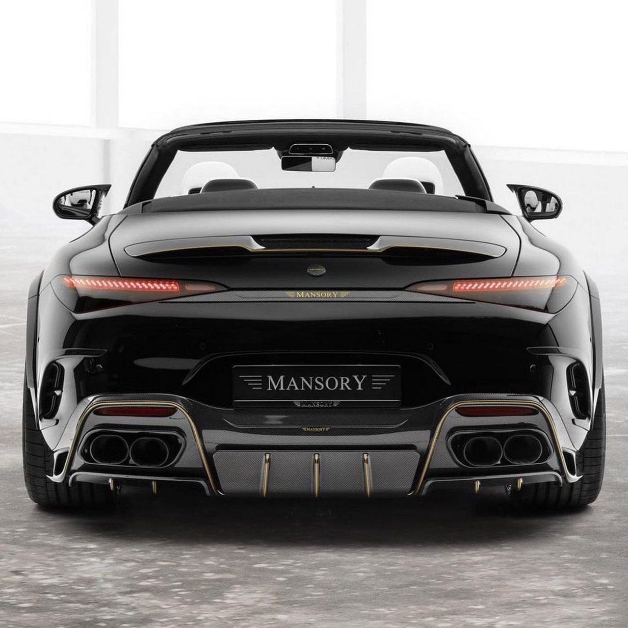 梅赛德斯#奔驰# amg sl63 p850是一辆高性能精内饰的豪华敞篷跑车,它