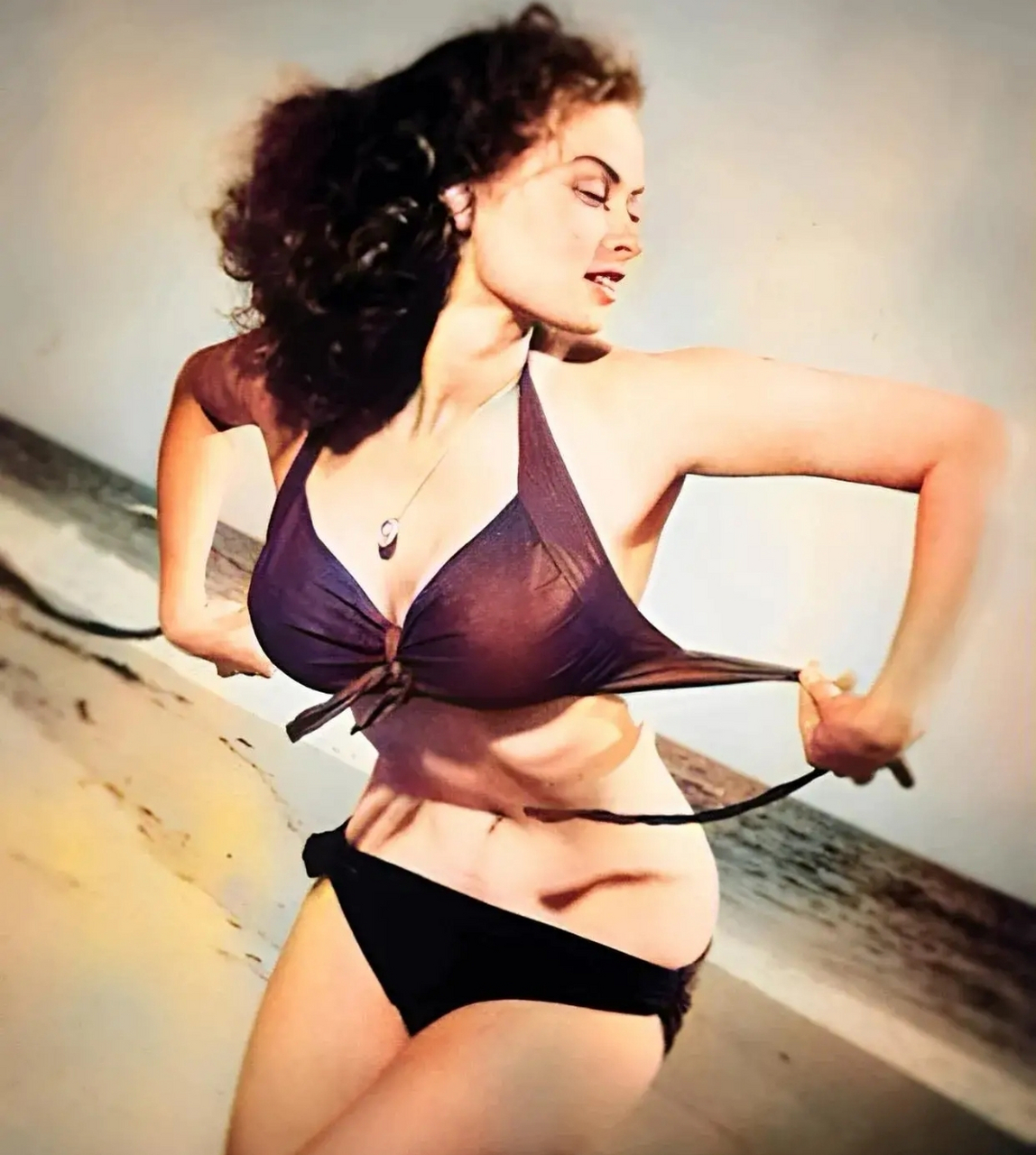 1960年代,性感的美国女演员mccalla在海滩上的泳装照.