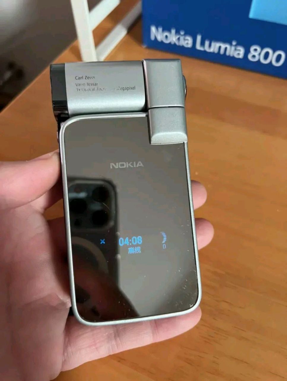 收到的一个老手机,2007年1月19日,诺基亚n93i隆重上市,当时该机售价为