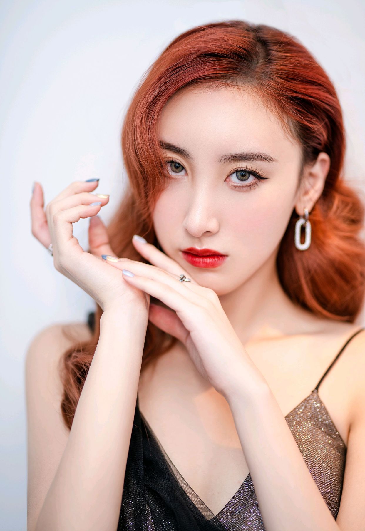 许靖韵写真美图:美丽大方,魅力十足