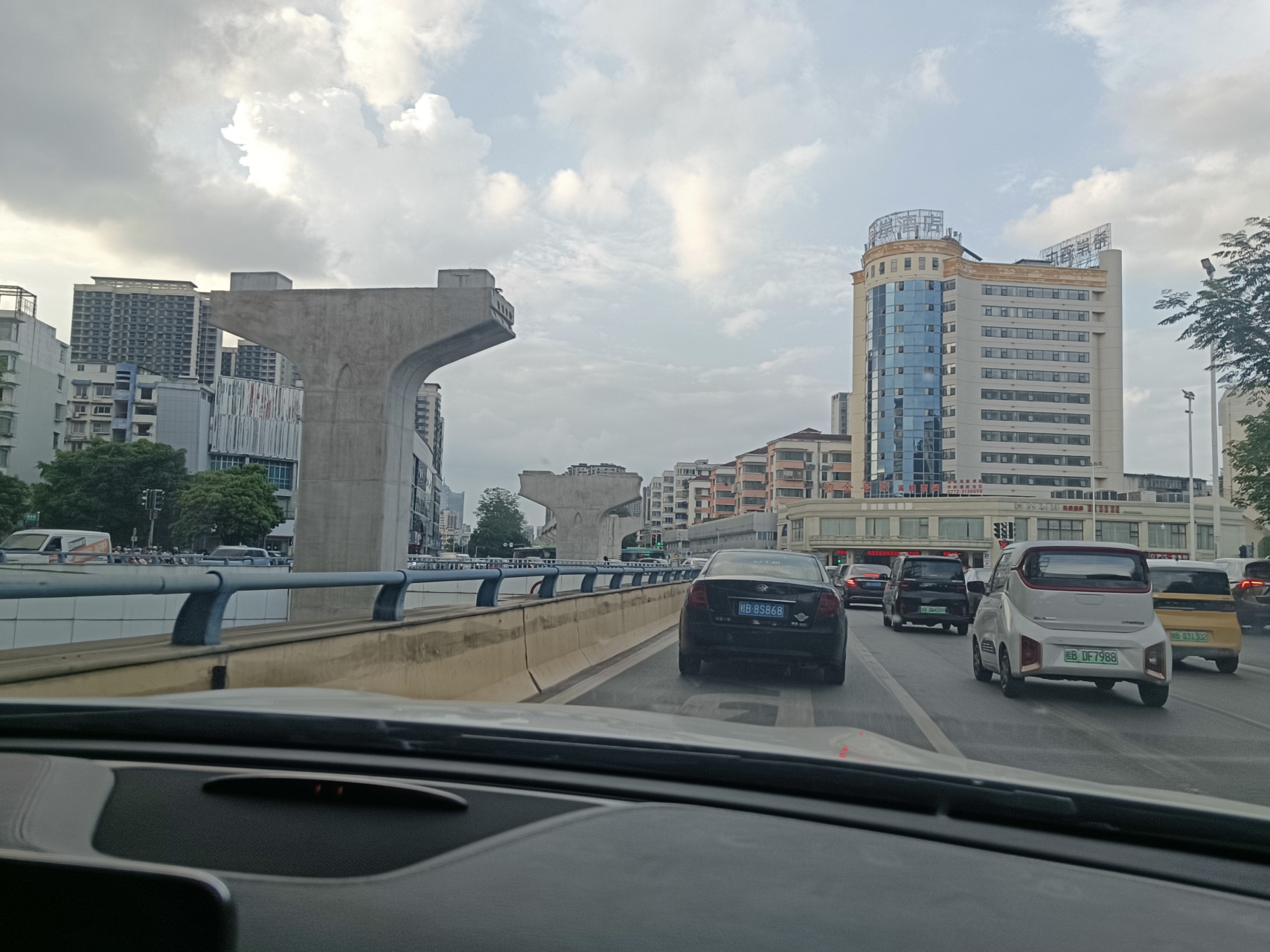 柳州的轻轨项目似乎全部停工了,留下一大堆烂尾的墩子,不仅阻碍交通