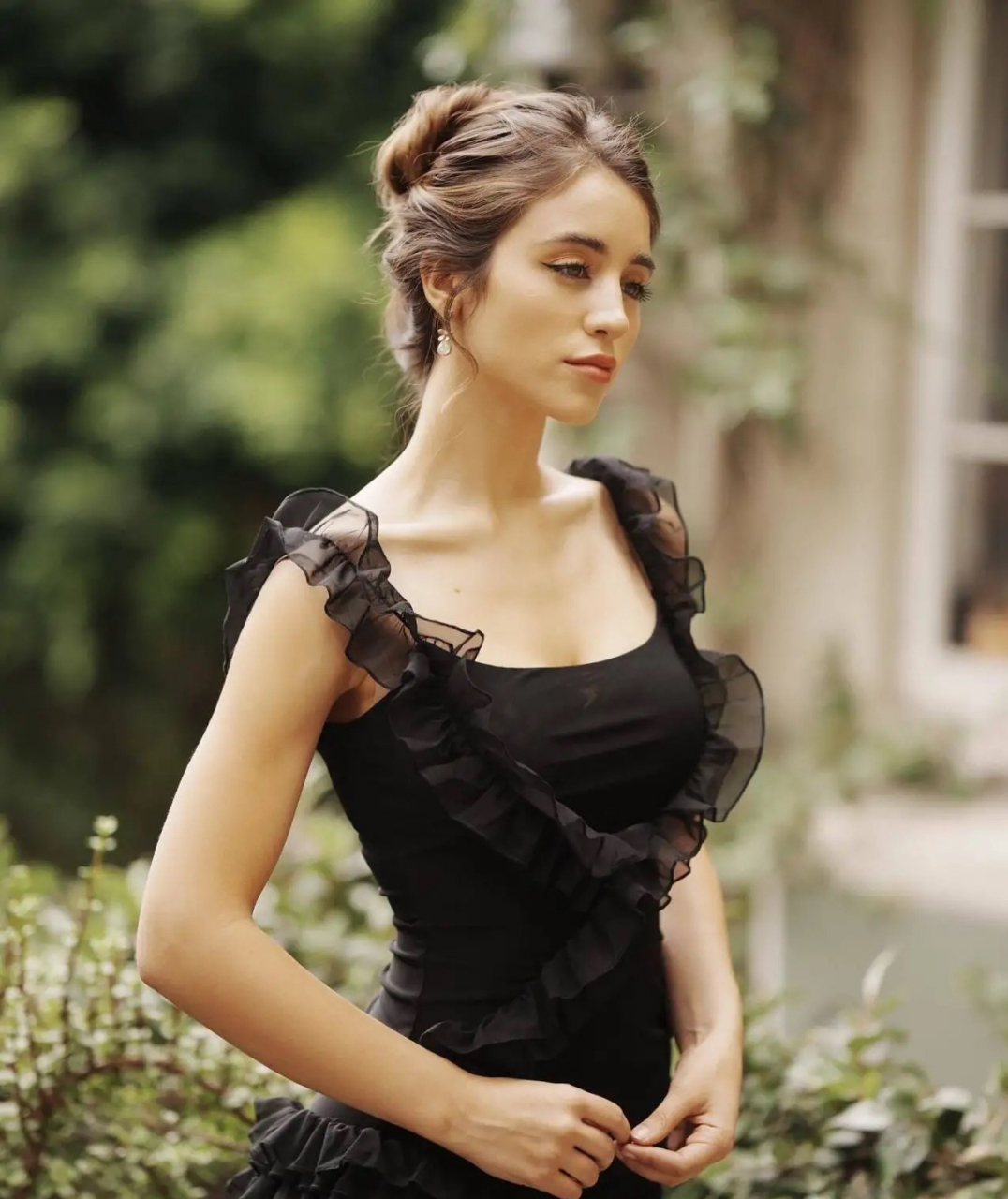 新手帮扶计划# 性感女星凯丽64考恩(caylee cowan),身穿黑色低胸