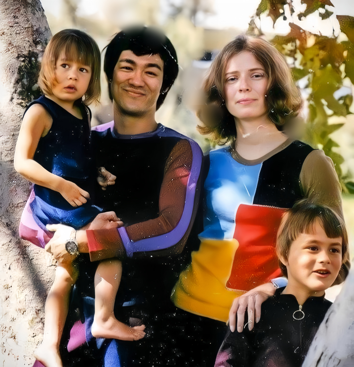 照片中李小龙和妻子琳达,还有儿子女儿,此时的他才30岁,事业,爱情都