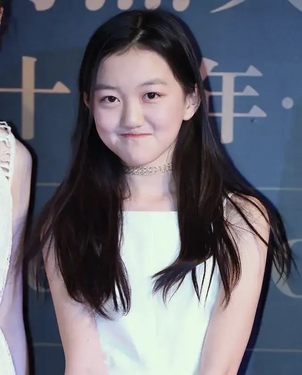 5月27日,是王菲和李亚鹏女儿李嫣的17岁生日,有粉丝在社交平台晒出