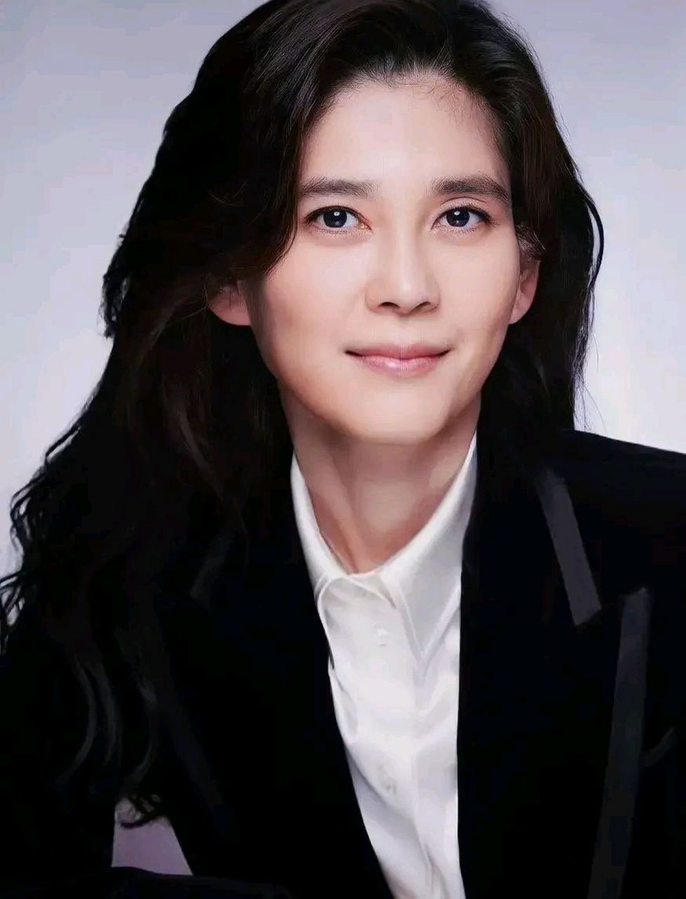 三星长公主李富真儿子13岁就长这么壮了,可以保护妈妈了[爱你][爱你]