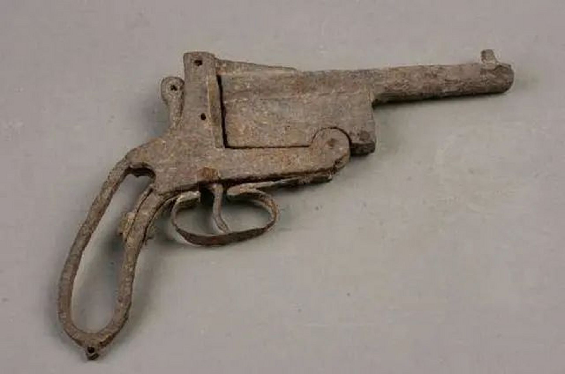 在抗战时期,民兵游击队员打鬼子的"撅把子"手枪是一种非常重要的武器.