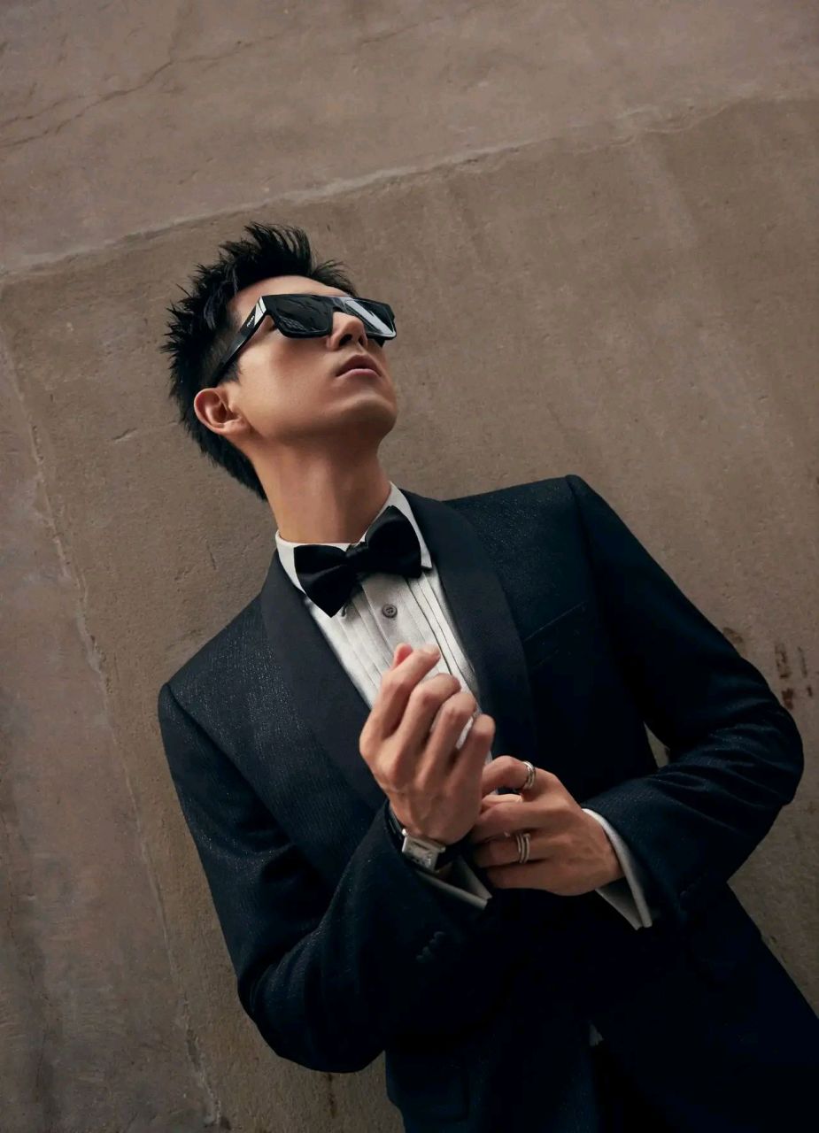 李现将霸总气质展现的一览无余,俊俏的面容,挺拔的身材,他是那种原