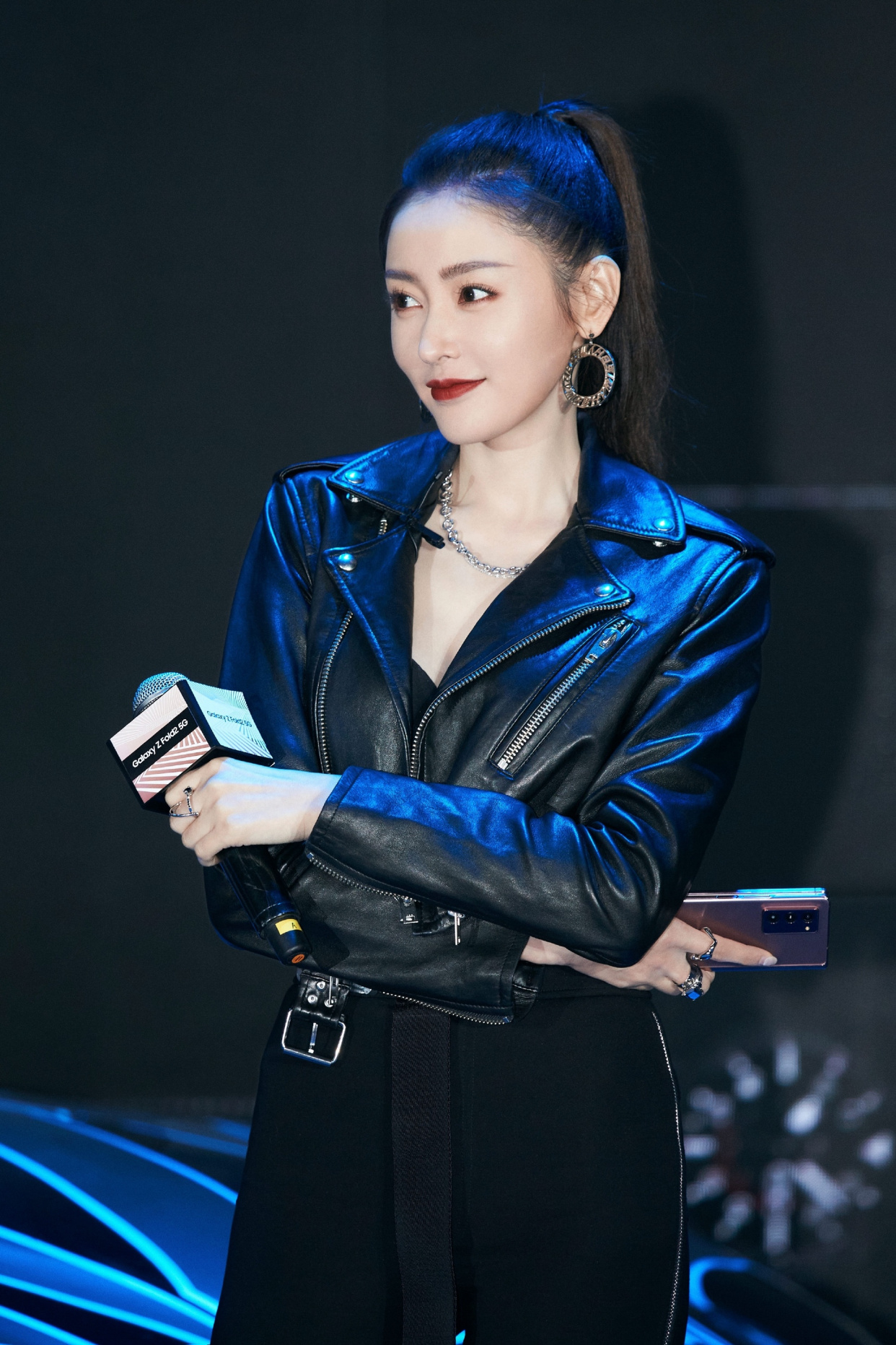 张天爱写真,身穿黑色皮夹克,酷帅飒爽,英气逼人