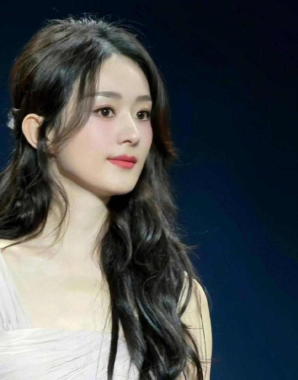 赵丽颖近日参加最新线下活动的照片被网友晒出,让我们一睹月桂女神的