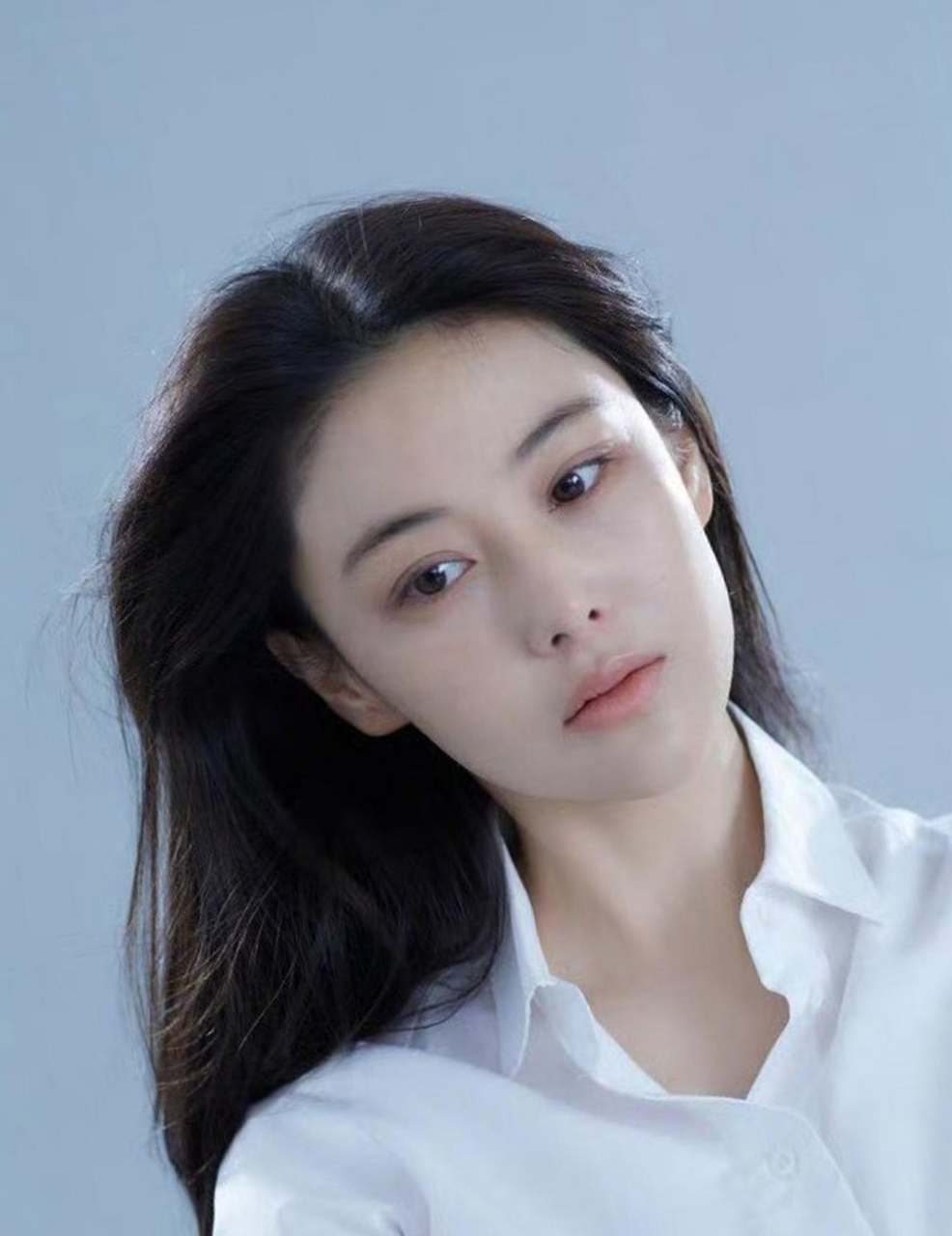 张馨予这淡妆晶莹剔透,太美了,看她清新淡雅长发飘飘,温婉动人!