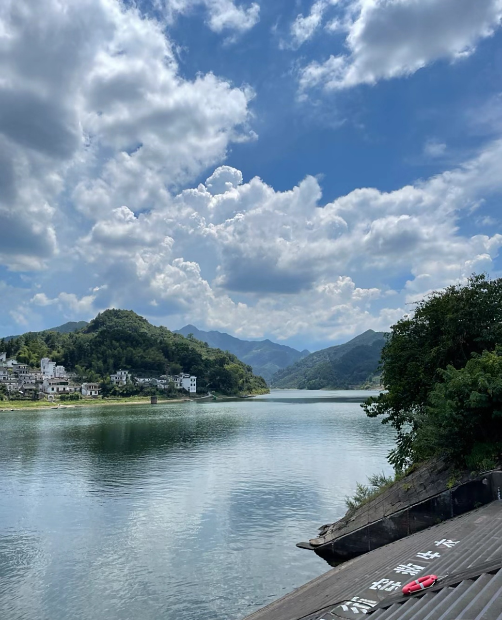 安徽歙县深渡镇是进入新安江山水画廊风景区的游船码头,新安江山水