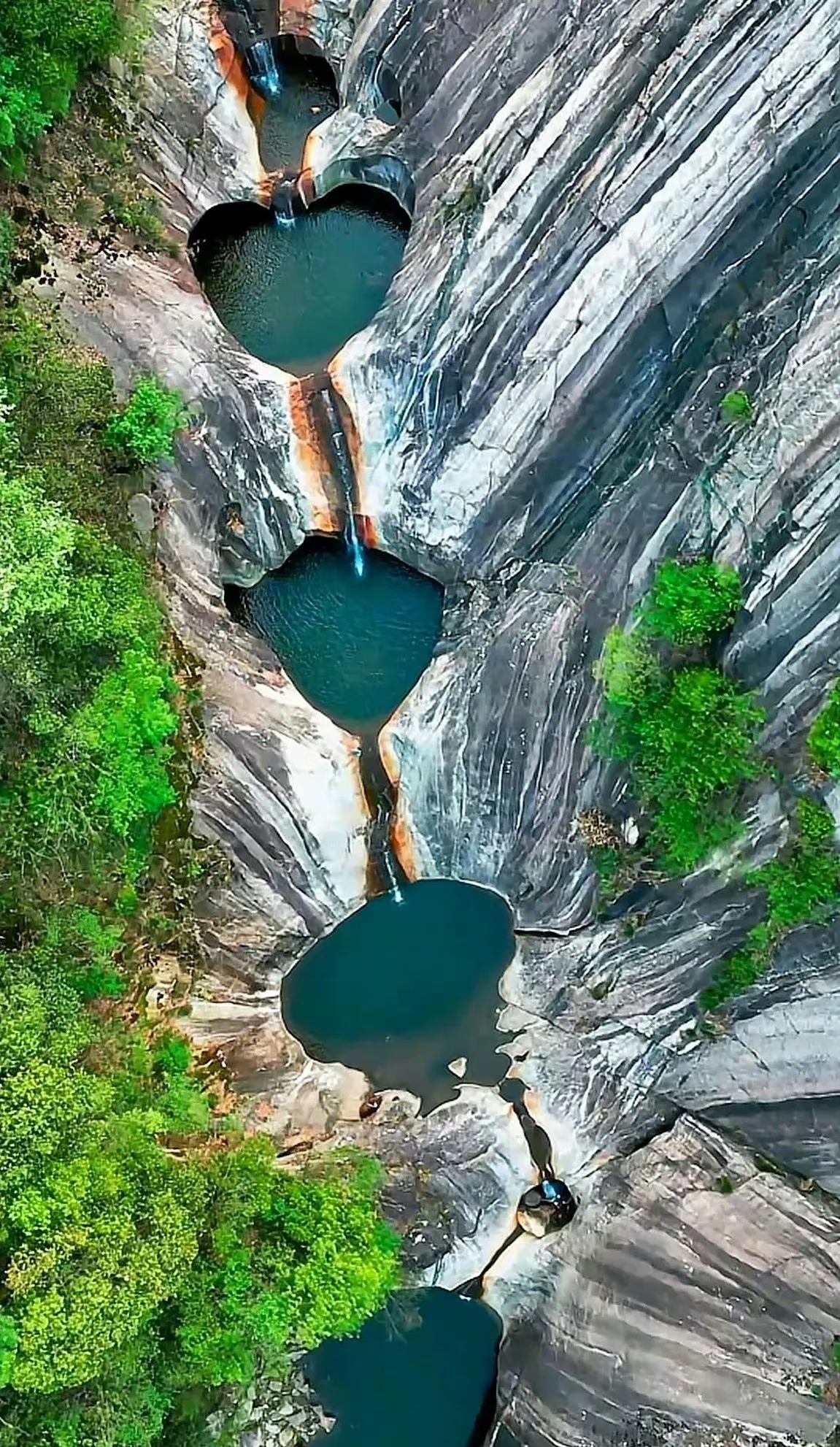 大自然的鬼斧神工,位于安徽省金寨县古碑镇的九龙井,九个潭口酷似井口