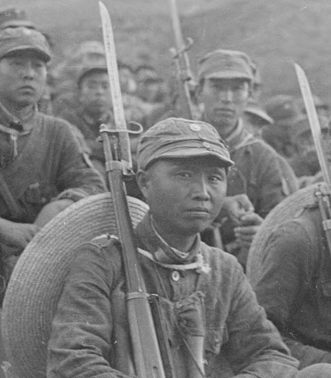 1943年,常德会战之后,我军留下了这样一张照片,照片中的男子被打得鼻