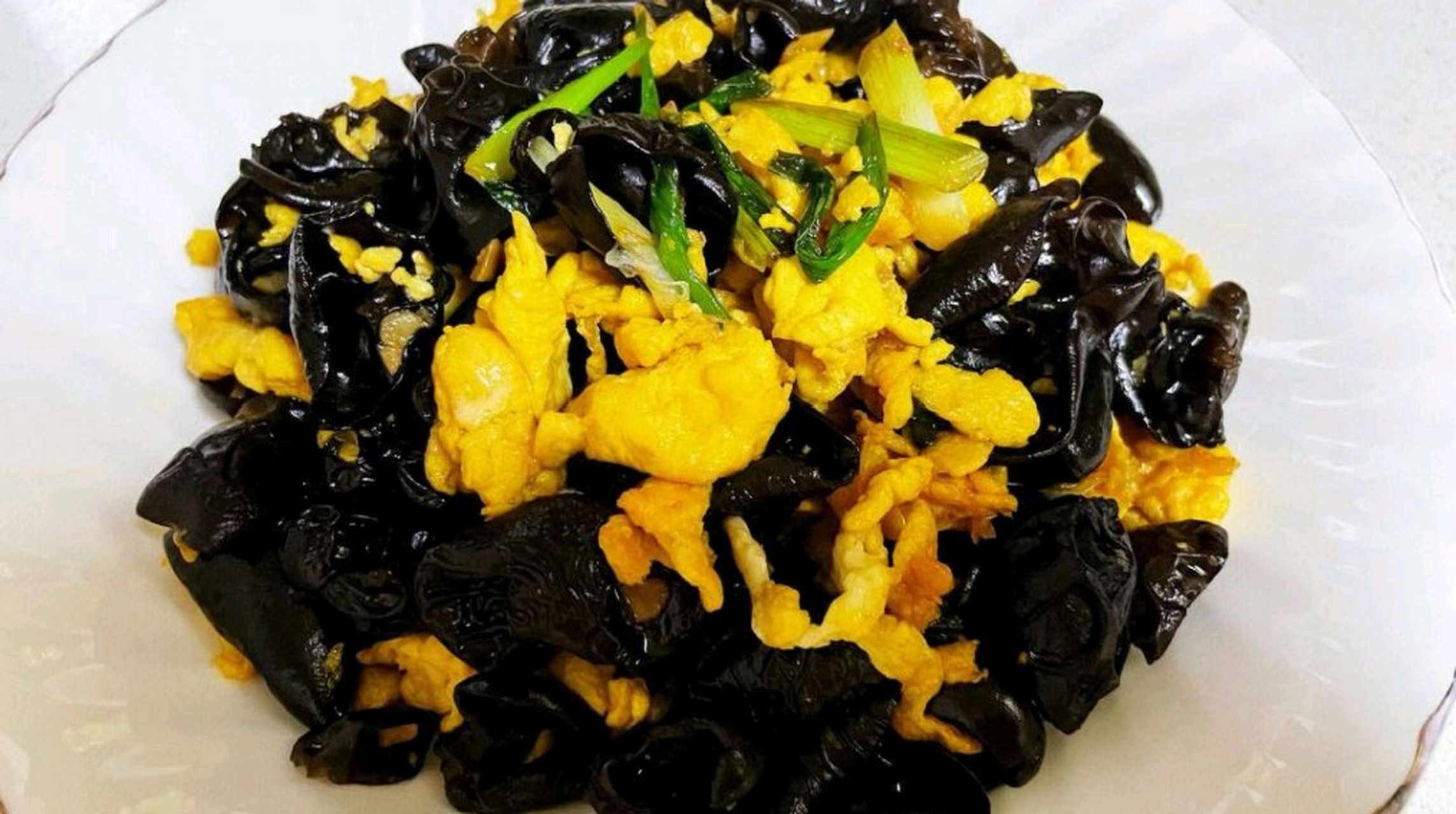 木耳炒鸡蛋是一道制作简单又美味的家常菜.