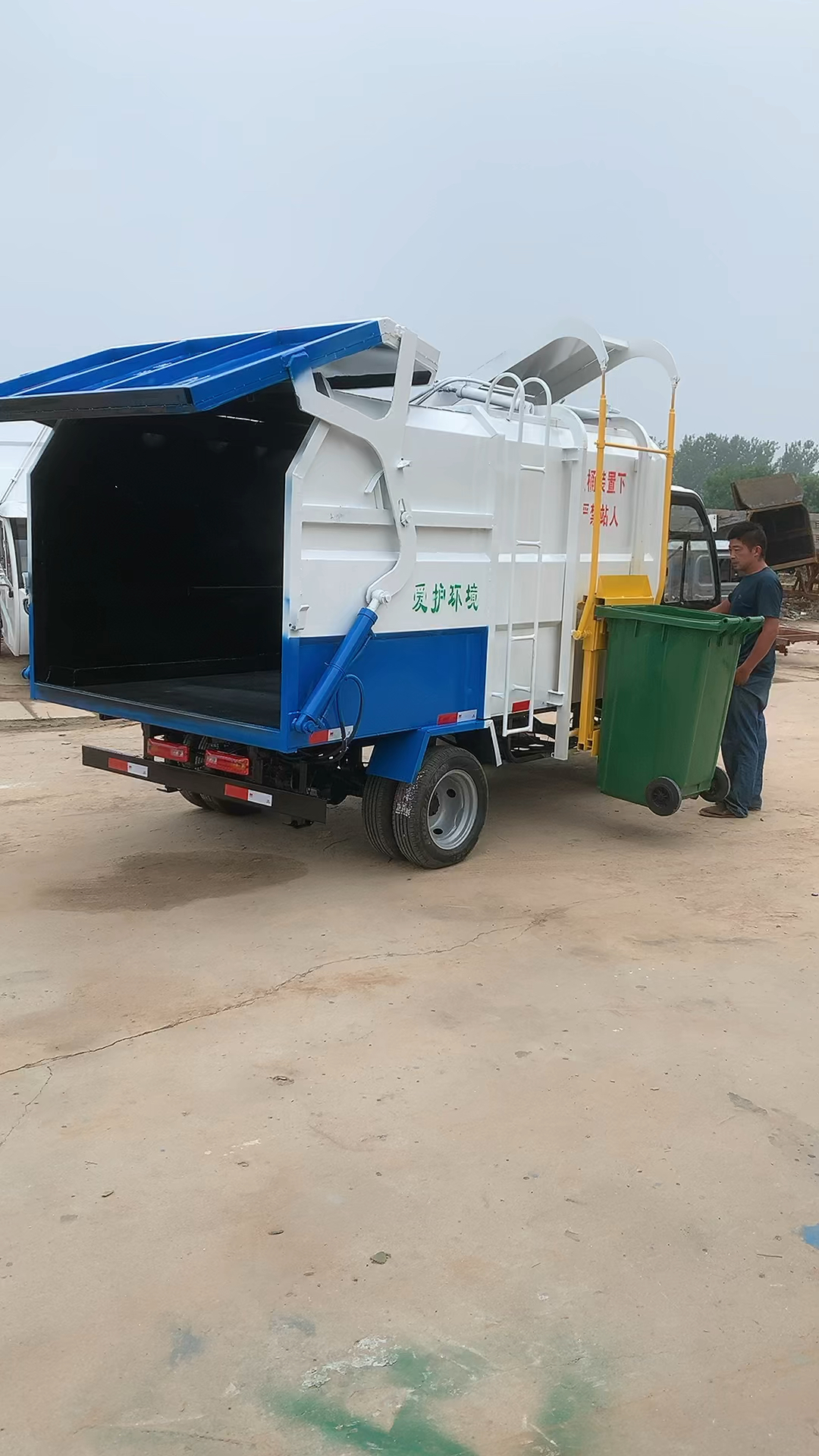 电动六轮8方挂桶垃圾车