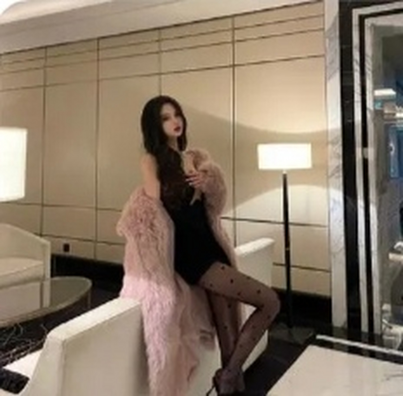 姐姐的腿不是腿,是塞纳河畔的春水