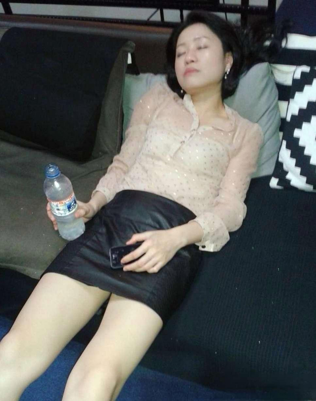 同事喝多了,赖在人家ktv大厅不走了,要不要给她老公打个电话?