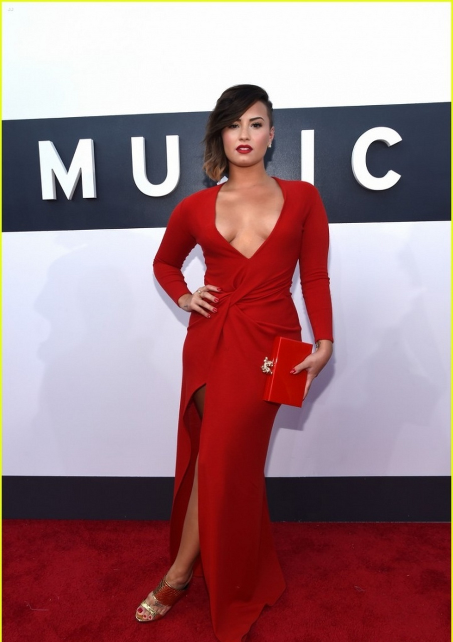 demi lovato 残了图片