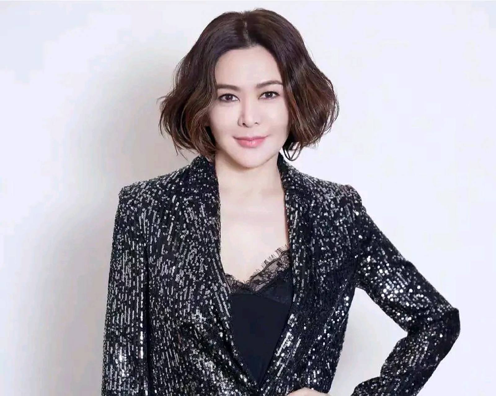 61岁女星关之琳与健硕小鲜肉恋情曝光,男方比她小6岁,是位年轻的企业