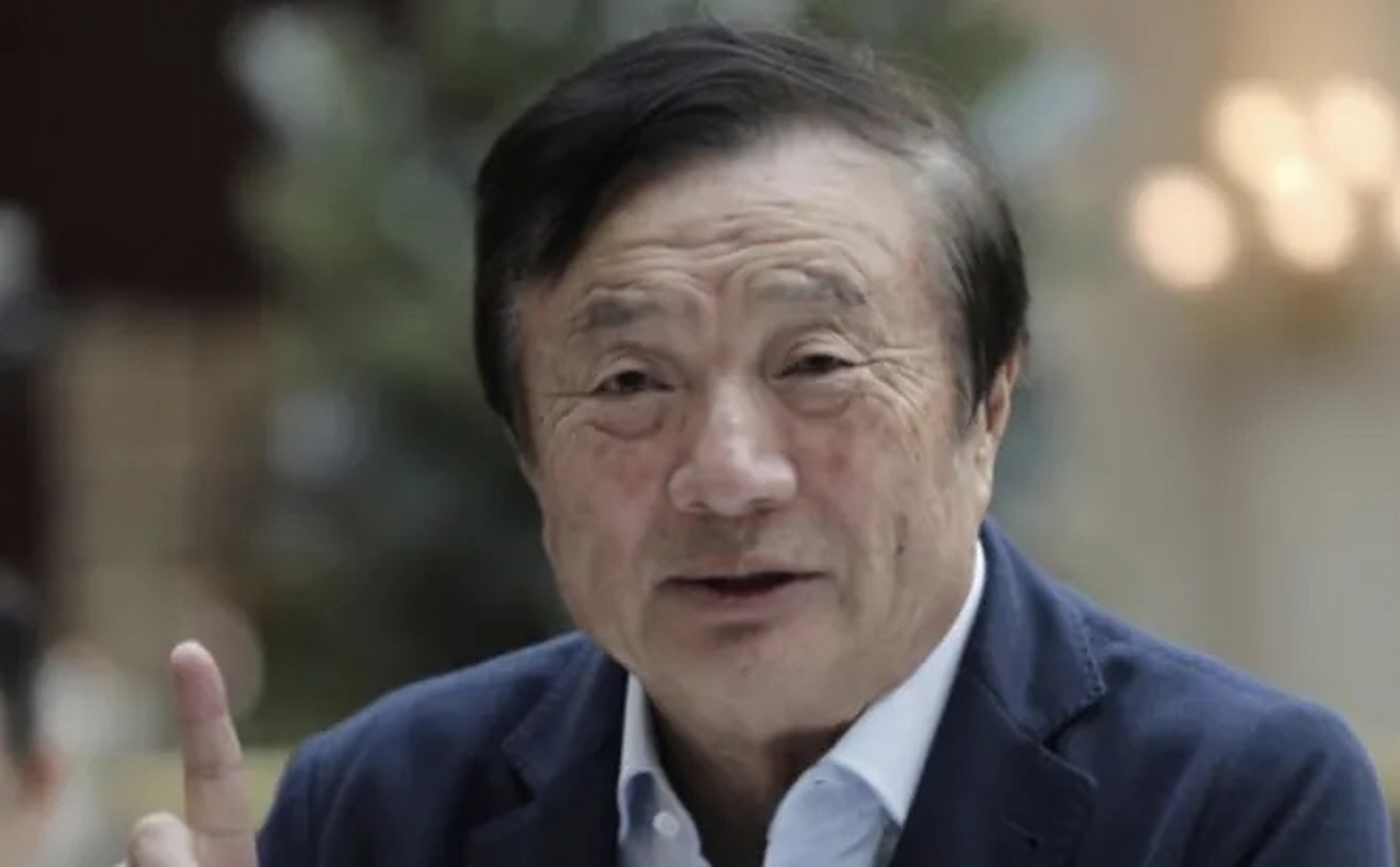 2014年,任正非无意间看到一张图片上,一位衣着朴素的老人在上课,激动