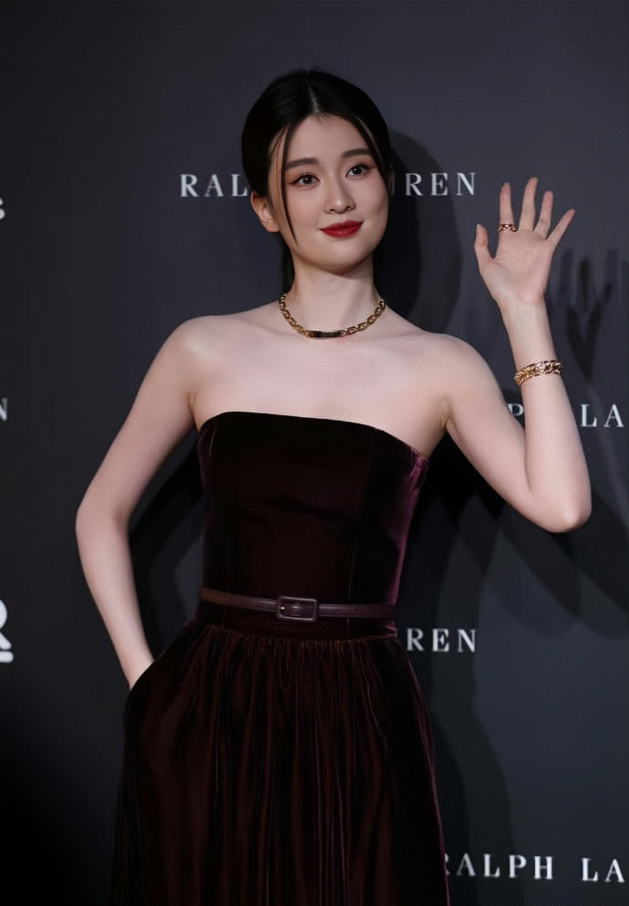 乔欣身穿这件酒红色抹胸裙太顶了,真的太好看了,我都忍不住想立刻去买