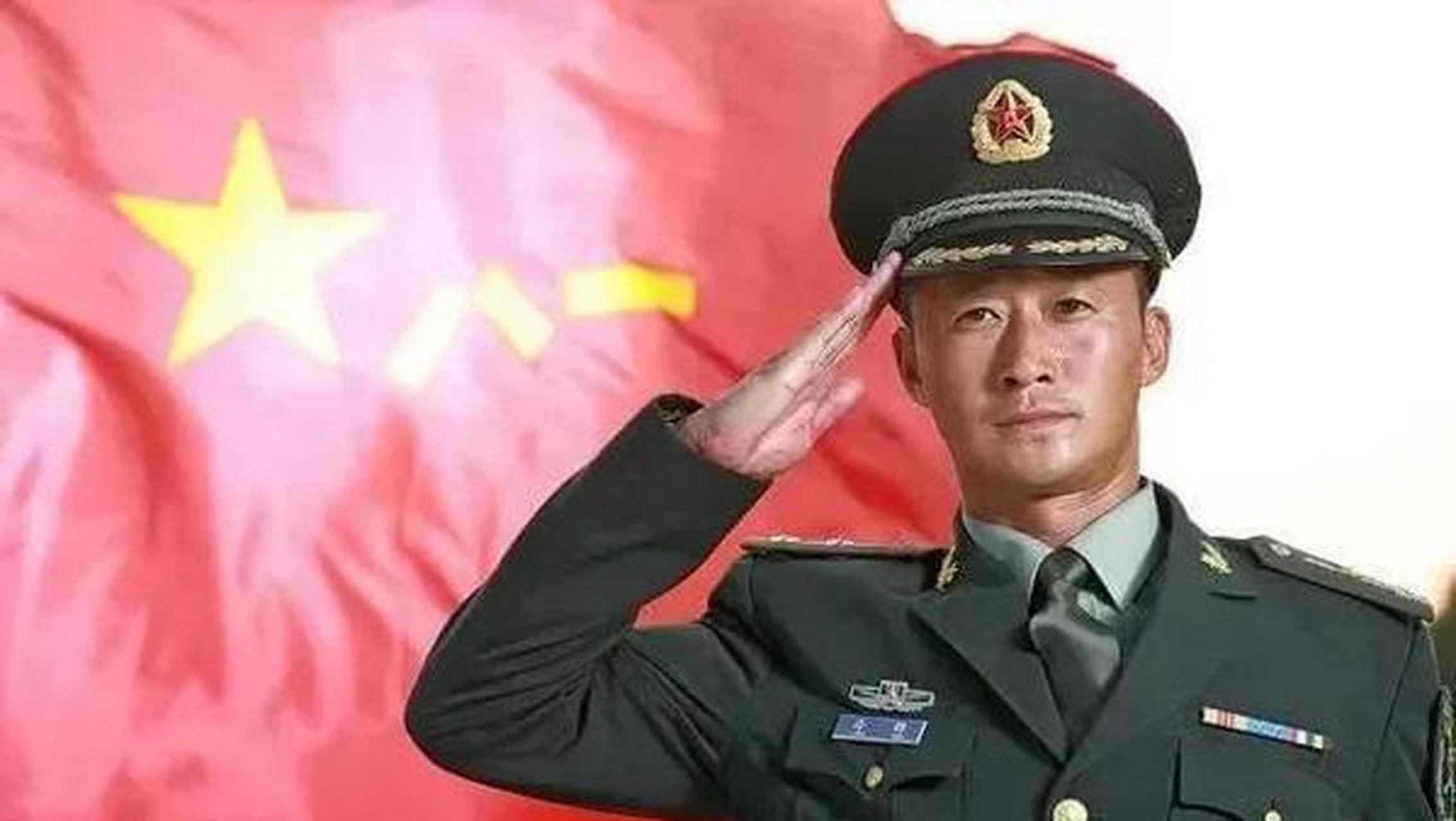 近日,中国著名演员吴京在社交媒体上晒出了一张自己穿着军装的照片