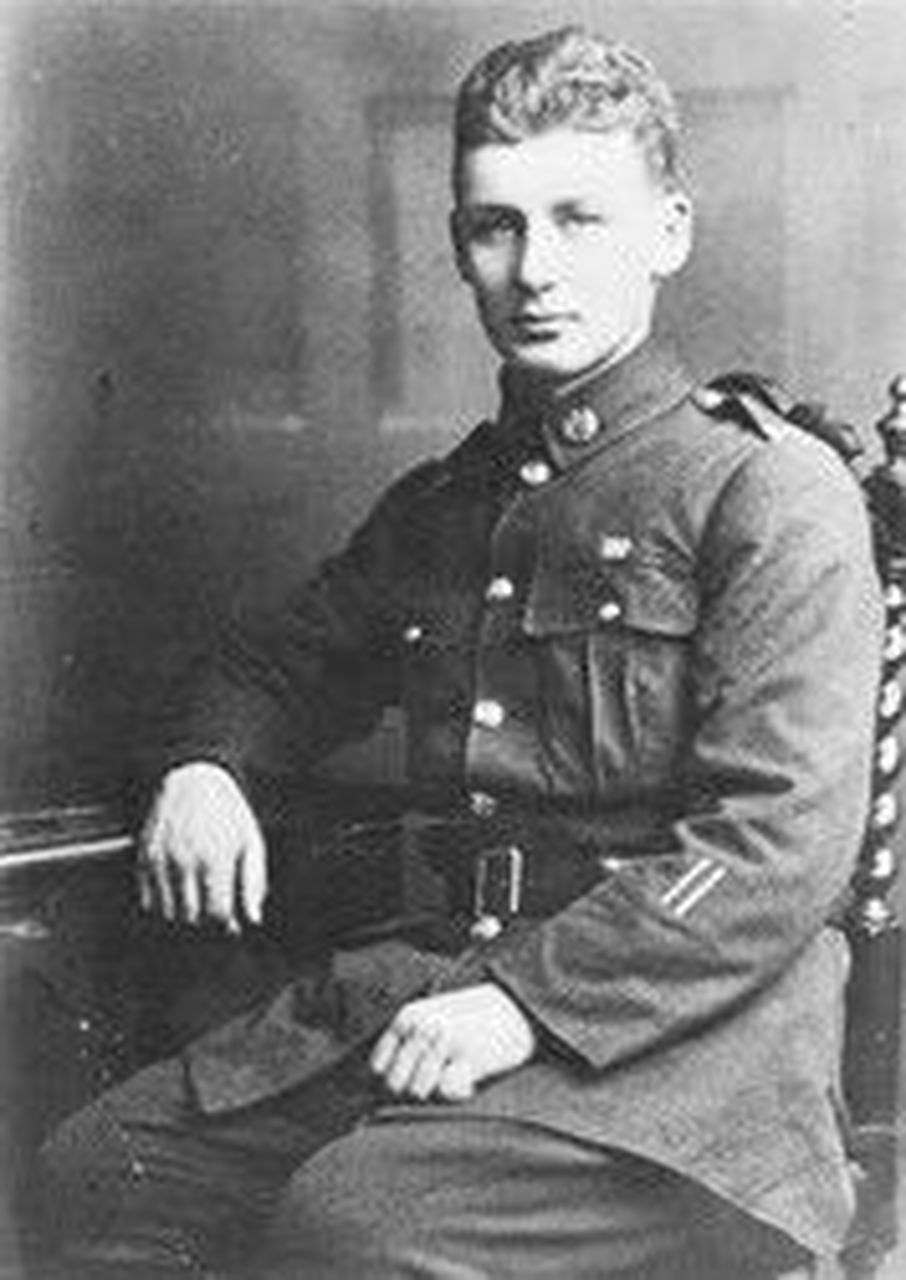 路易·艾黎,1897年12月2日生于新西兰坎特伯雷地区斯普林菲尔德镇.