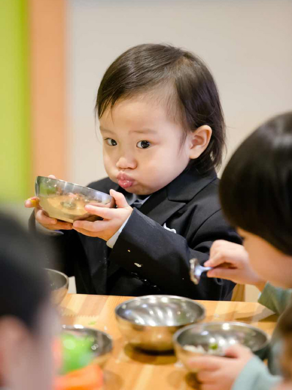 贾乃亮女儿甜馨小时候可爱,开心果,小谐星.长大了是越来越好看.
