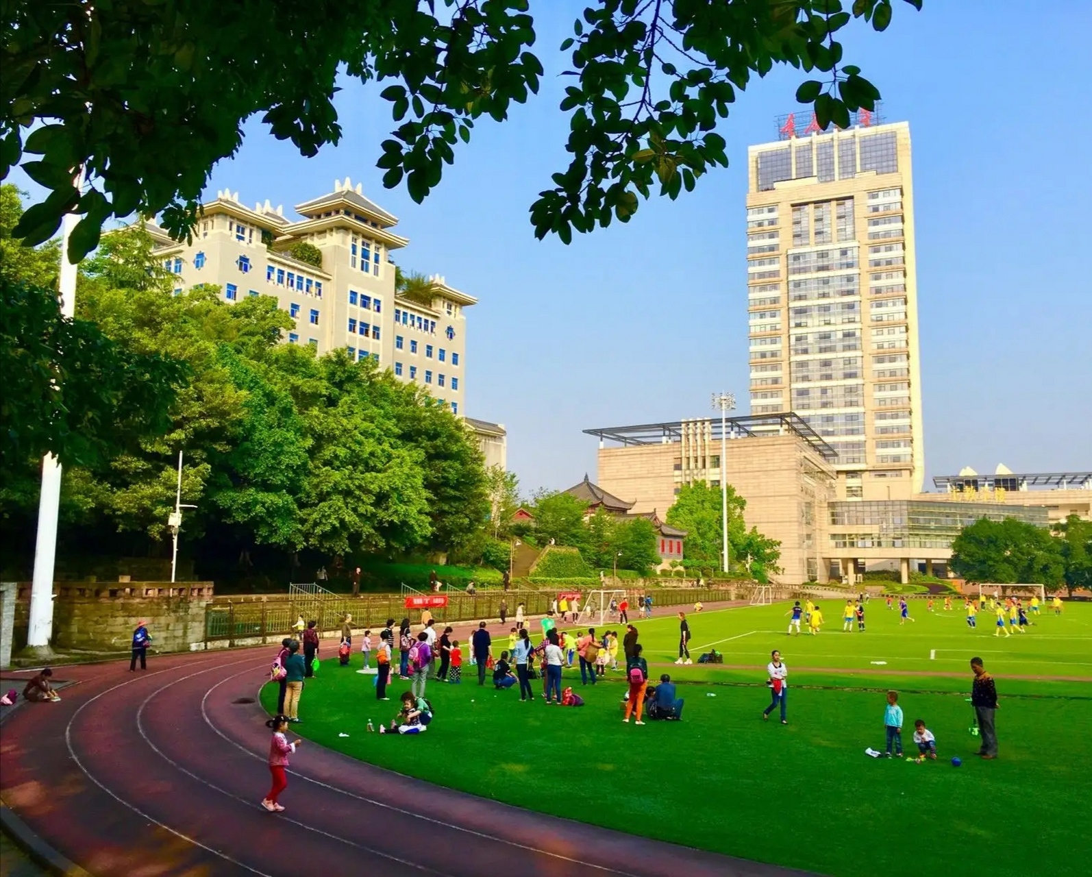 10月31日,佳木斯大学一名女生贺某,在学校不远处的松花江跳江身亡