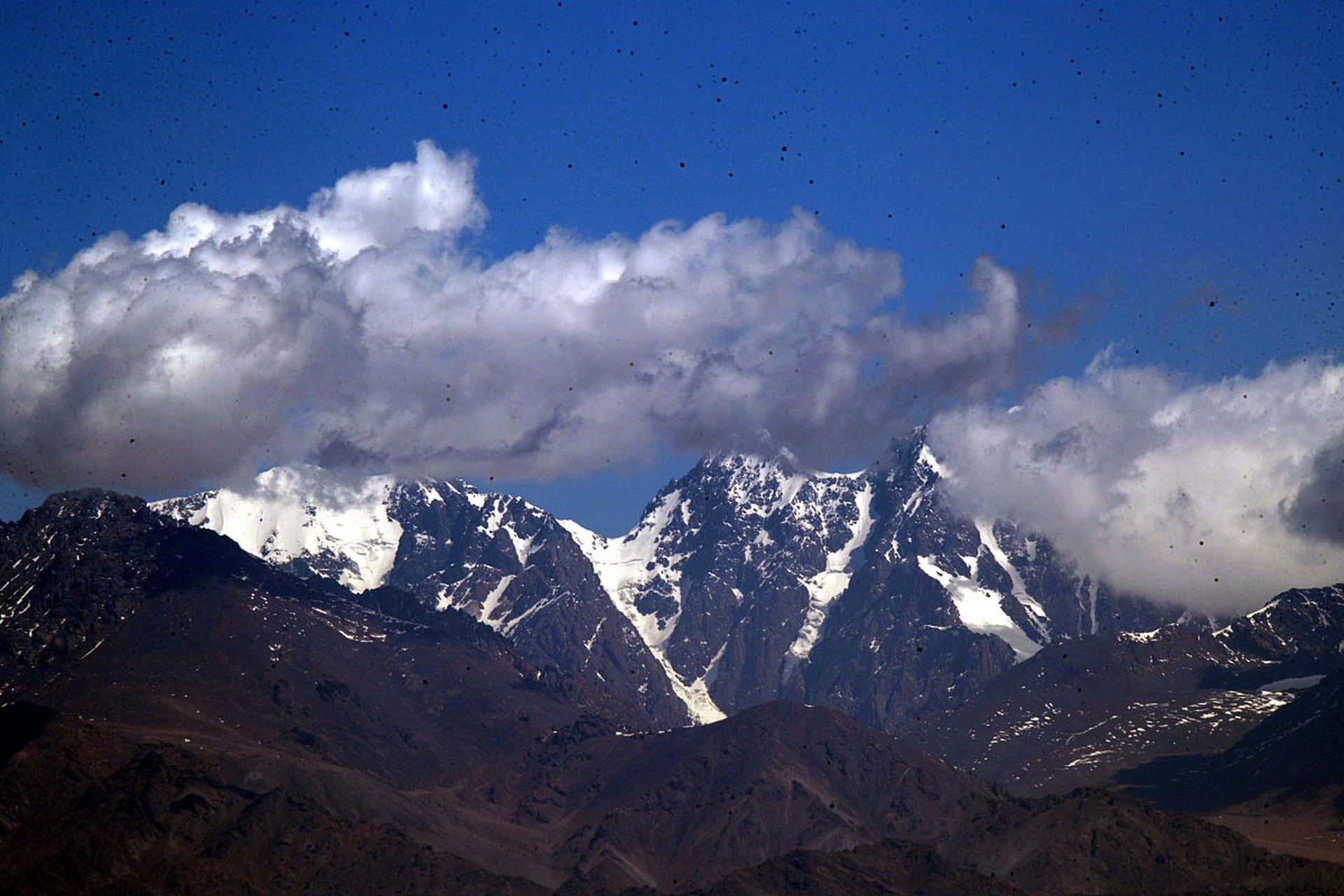 在天山天池景區觀看巍峨雄偉的雪峰.聳立雲霄的博格達峰.